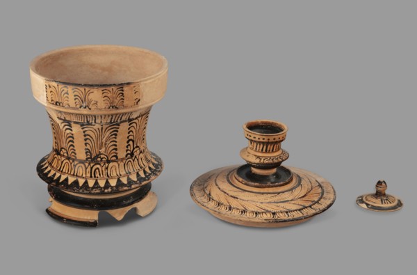 Pyxis with a lid, unknown Boeotian workshop. Pyxis with a lid with a high handle. Cylindrical body