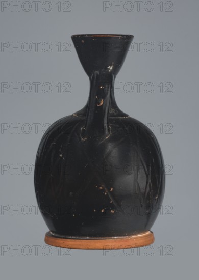 Ariballus lekythos, 4th century BC, Nola, Campania; lekythos vessel, height 12.0 cm, width 7.0 cm.,