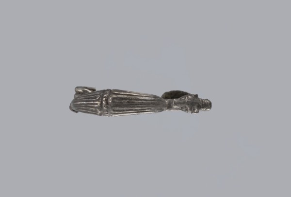 Snake-headed fibula, unknown Southern Italian workshop. Fibula with an arched, thick hoop. The hoop