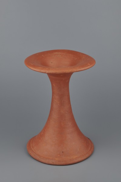 Bowl base. Base for a vessel with an almost equal diameter of both rims; both rims are irregular