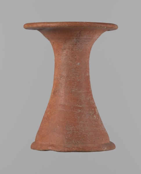 Bowl stand;, Base for a vessel with an almost equal diameter of both rims. Both rims are irregular