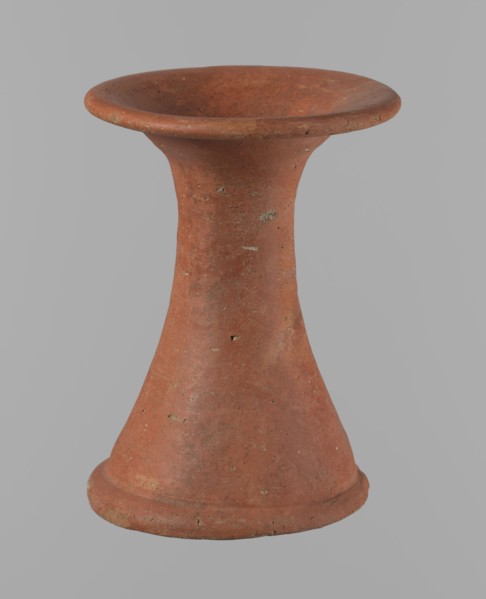 Bowl stand, Base for a vessel with an almost equal diameter of both rims; both rims are irregular