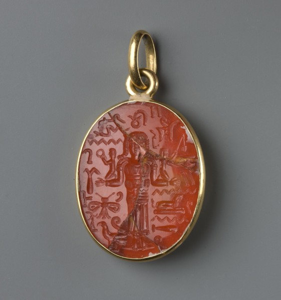 Medallion with a forged gem, France? Italy?, forgery of an oval gem set in a gold frame with an