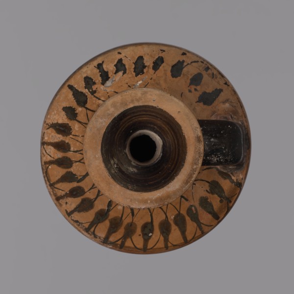 Black-figure lekythos, unknown Attic workshop. Yellowish clay, matte firnia. Disc-shaped foot,