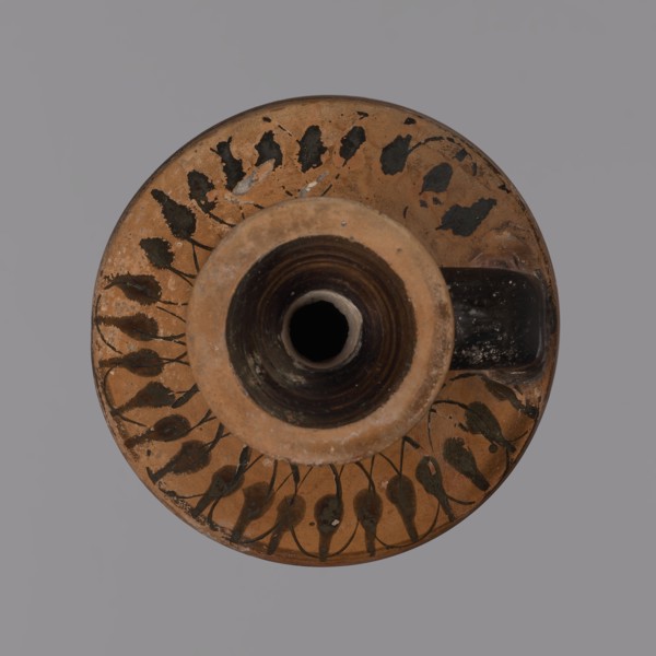 Black-figure lekythos, unknown Attic workshop. Yellowish clay, matte firnia. Disc-shaped foot,