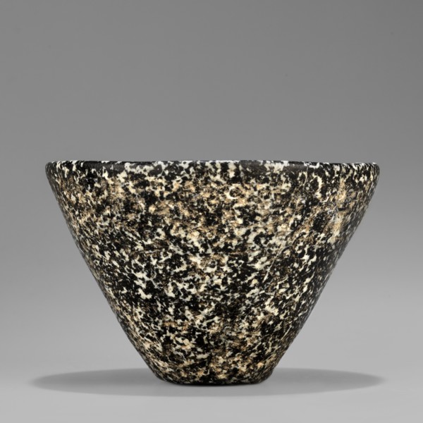 Bowl with high walls, widening towards the top. The rim is rounded and slightly beveled inwards.