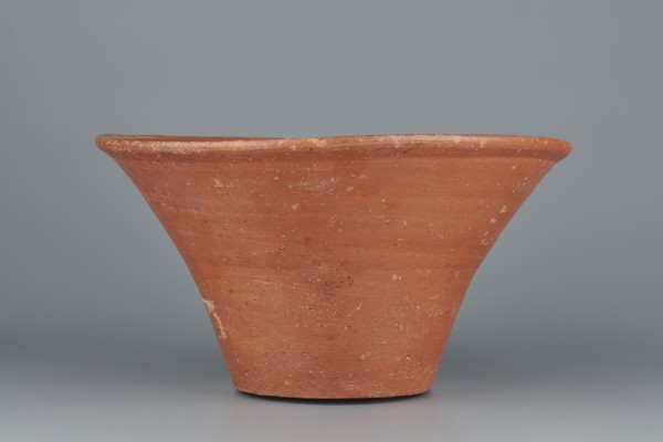Deep bowl. Cup-shaped clay bowl with a slightly convex bottom and sides arching upwards, straight