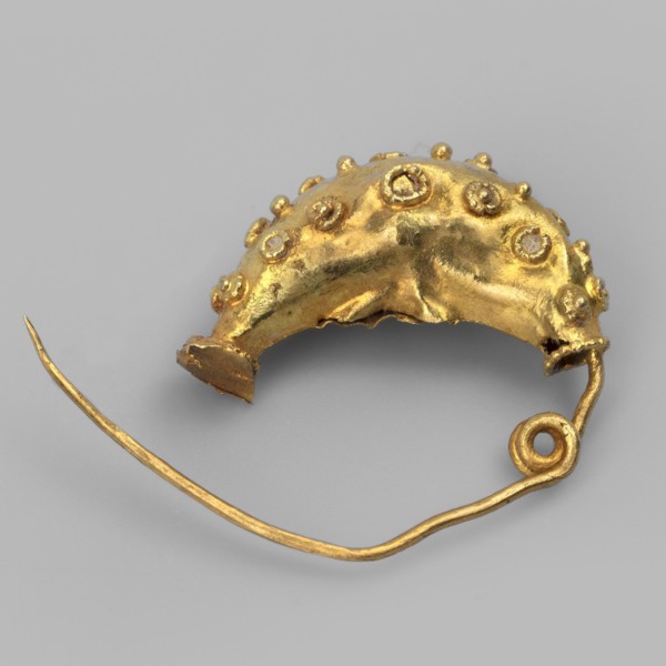 Leech fibula, brooch made of gold plate with a swollen ring, decorated with filigree rings and