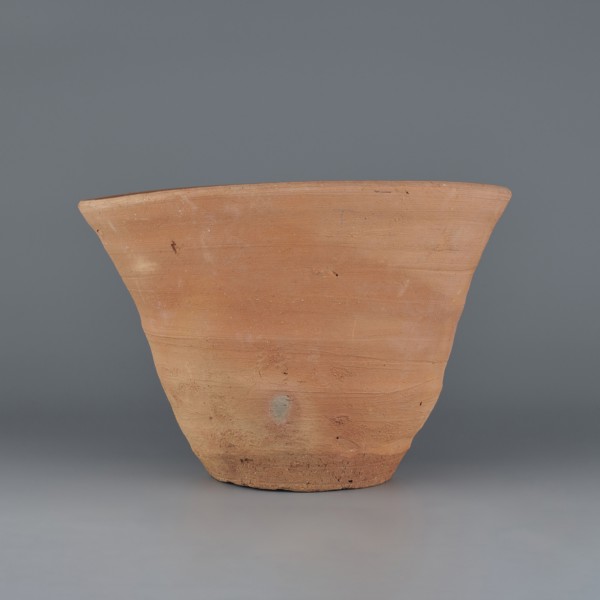 Cake baking mold so-called flower pot for baking bread with a conical shape and a flat bottom.