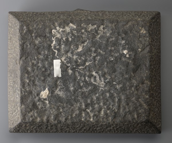 Offering table with carved offerings, offerings iconography and grave goods; depicted: bread and