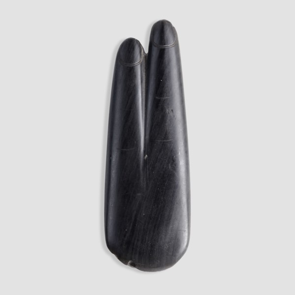 Amulet in the shape of two fingers index and middle with marked nails and skin folds; the back of