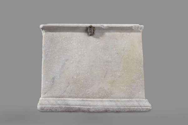 Urn with a depiction of swans, unknown Roman workshop. Main plate: the urn's box is trapezoidal in