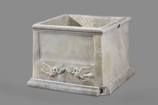 Urn with a depiction of swans. Main plate: the urn's box is trapezoidal, tapering toward the top,