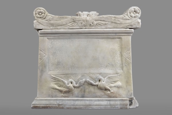 Urn with a depiction of swans, unknown Roman workshop. Sepulchral funerary architecture. Main