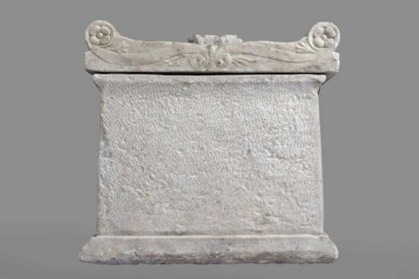 Urn with a depiction of swans, unknown Roman workshop. Sepulchral funerary architecture. Main