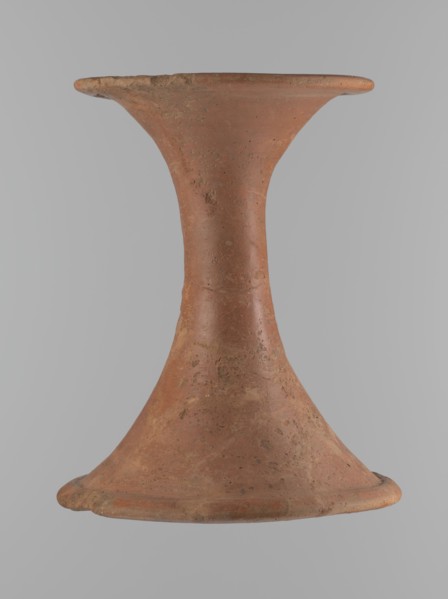 Vessel base. Funnel-shaped vessel base, narrowest at about 2/3 of the height. Both rims are oval in