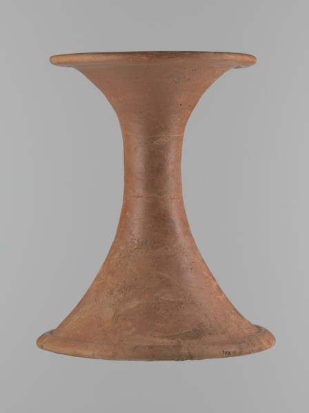Vessel base. Funnel-shaped vessel base, narrowest at about 2/3 of the height. Both rims are oval in