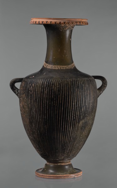 Black-finned hydria with fluting, unknown Apulian workshop. Hydria with fluting belly. Red clay.