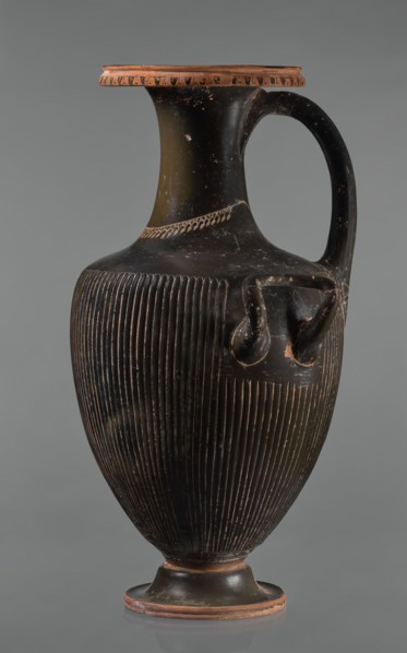 Black-finned hydria with fluting, unknown Apulian workshop. Hydria with fluting belly. Red clay.