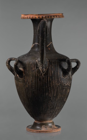 Black-finned hydria with fluting, unknown Apulian workshop. Hydria with fluting belly. Red clay.