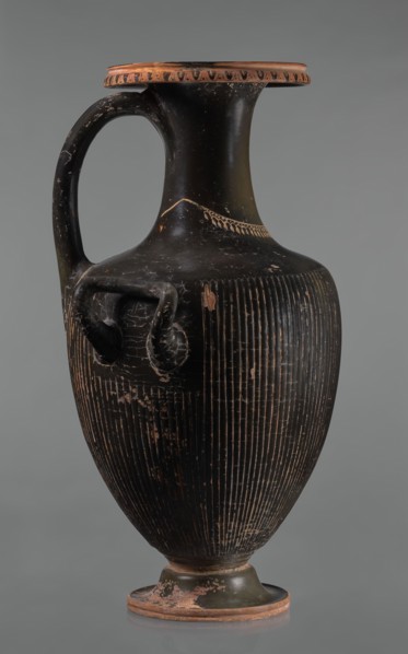 Black-finned hydria with fluting, unknown Apulian workshop. Hydria with fluting belly. Red clay.