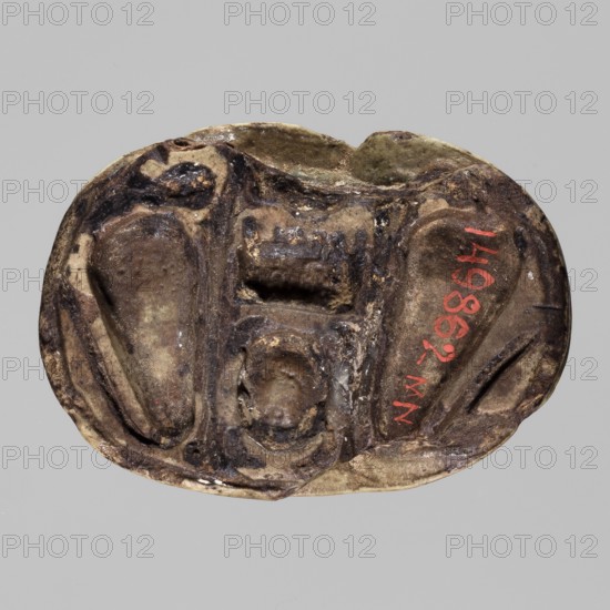 Scarab with the name Menkheperre. Scarab amulet with a decorated top engraved with a cartouche