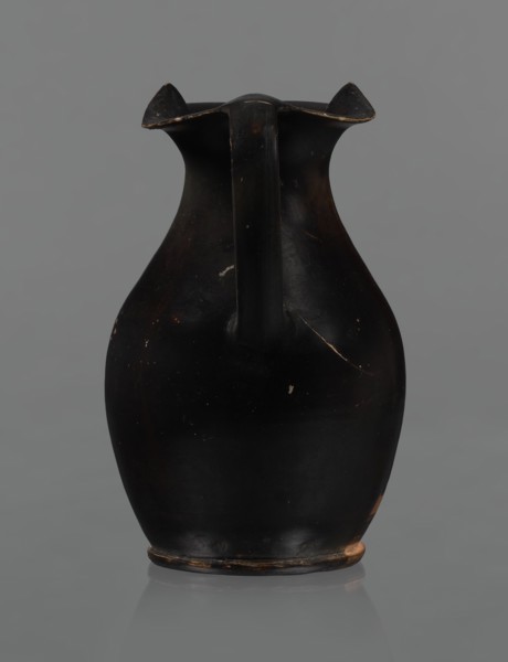 Red-figure oinochoe, Oinochoe with a flat foot separated by a ring, an oval belly, and sloping