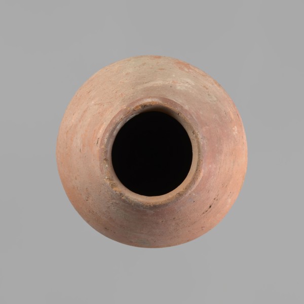 Vessel with an ovoid belly, a wide short neck and a rounded bottom. Straight, upturned rim.