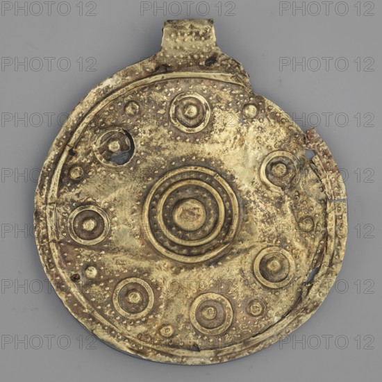 Bulla – medallion, round bulla decorated with concentrically arranged repoussé points; gold, weight