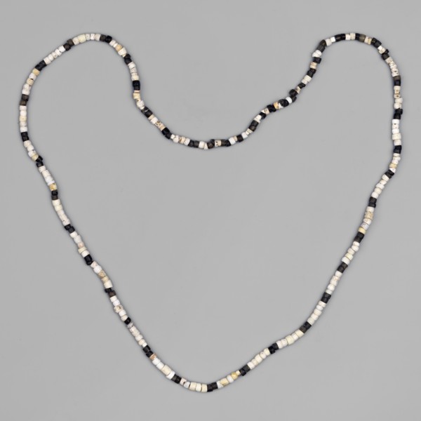 Necklace composed of 268 small beads cylindrical and discoid in white and black stringing and