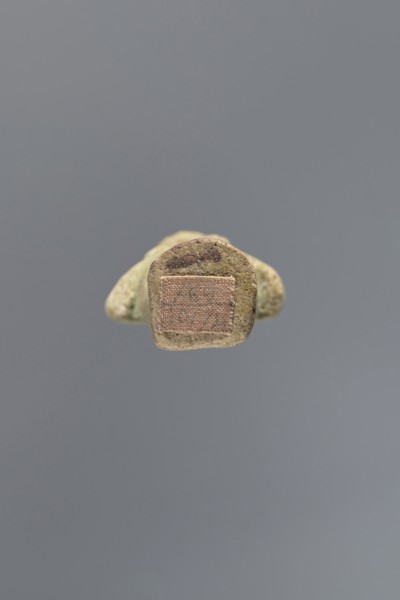 Ushabti ?-en-Khonsu, Mummy-shaped figurine shabti. Arms crossed on the chest, the right folded over