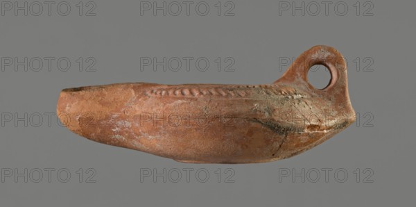Oil lamp, 5th century, Carthage, oil lamp, height 5.3 cm, width 8.7 cm, depth 13.6 cm, A single