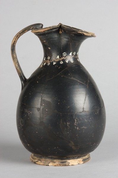 Oinochoe, Gnathia style. Decoration: on the neck an engraved horizontal ivy sprig with