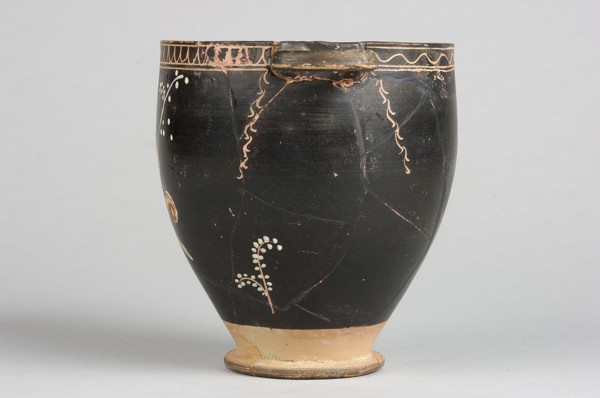 Skyphos with painted decoration. Engraved ornament at the upper edge: an egg-shaped motif and a
