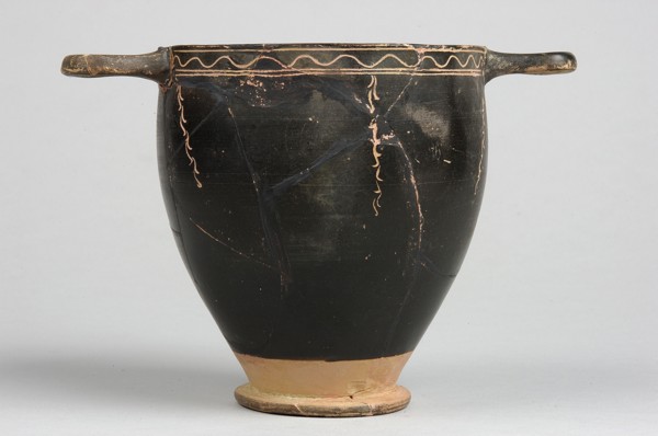Skyphos, Skyphos with painted decoration. Engraved ornament at the upper edge of the vessel: an