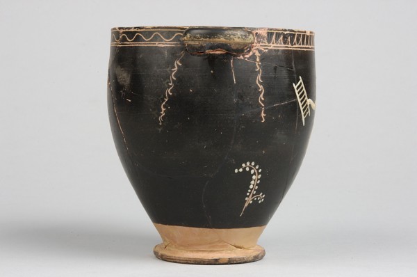 Skyphos with painted decoration. Engraved ornament at the upper edge of the vessel: an egg-shaped