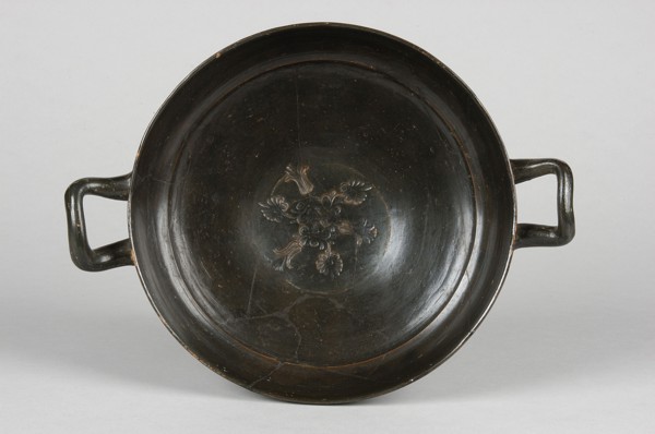 Kyliks, stamped decoration: at the bottom of the bowl, 3 radially arranged palmettes and 3 lotus