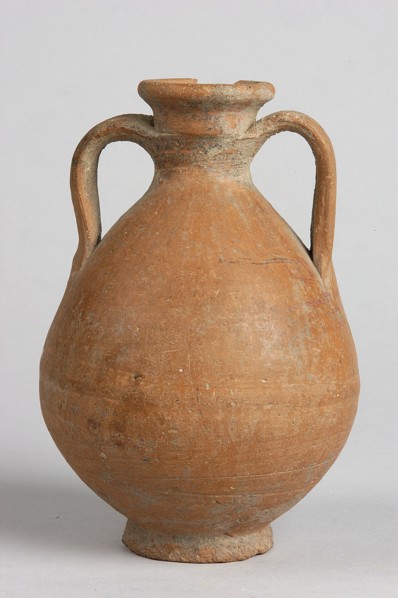 Pelike, decoration painted on the firnis: between the handles on both sides a wavy linear tendril