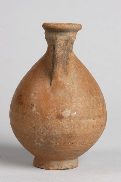 Pelike; decoration painted on the firnis: between the handles on both sides, a wavy linear tendril