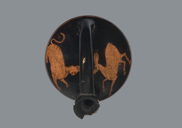 Red-figure askos, Attica, 5th–4th century BC. Vessel askos, height 7.0 cm, width 9.1 cm. Shallow,