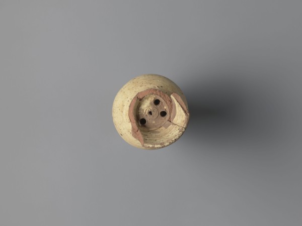 Water vessel qulla. Ovoid, elongated belly with the edge of the foot protruding outward. Short,
