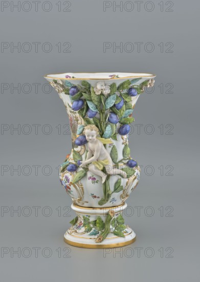 Vase, 19th/20th century, Meissen, vase, diameter 36 cm, diameter 24 cm base, The image shows a