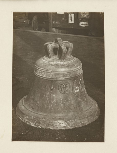 Bell from the church in Lopuszna Galicia from the 11th century, requisitioned in 1917/1918; bells,