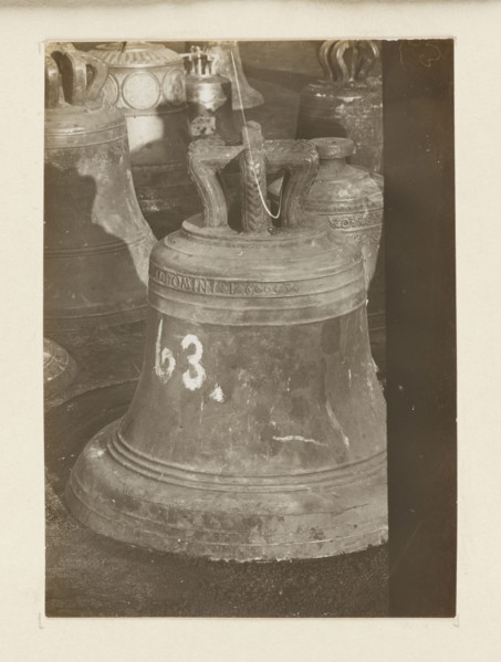 Bell from 1603 from the church in Mogila near Kraków, requisitioned in 1917/1918 - general view;