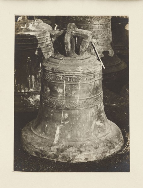 Bell from 1619 from the church in Cerkiew Galicia requisitioned in 1917/1918 — general view; bells;