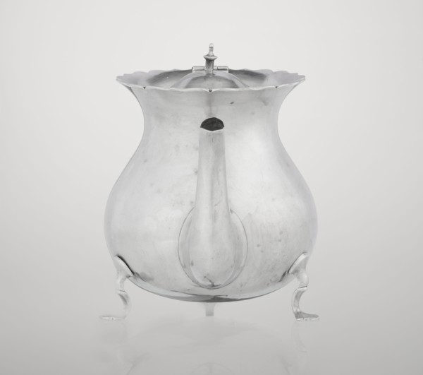 Pear-shaped teapot supported on three legs, smooth, with a flared upper edge topped with a