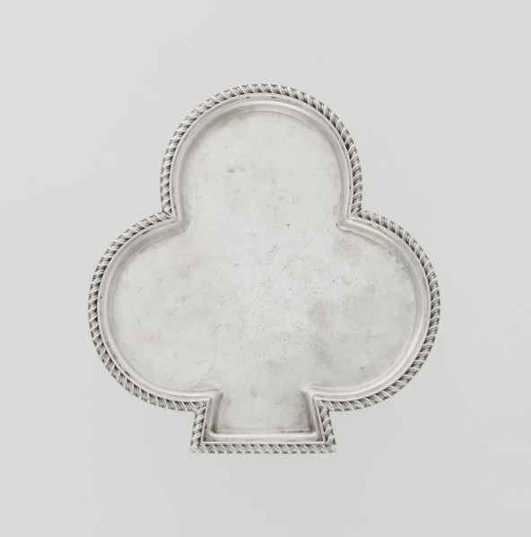 Tray, club-shaped with a smooth mirror surrounded by a raised half-cylinder edged with diagonal