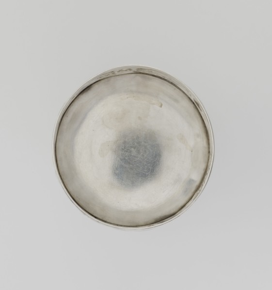 Toilet box by Comyns & Sons London; goldsmith's firm; fl. 1859–1953. Cylindrical toilet box