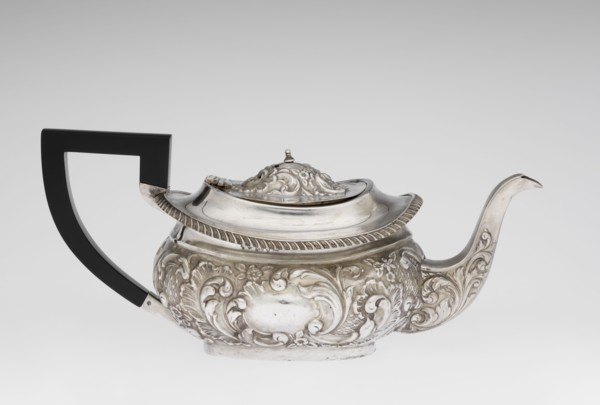 Teapot. Maker: Henry Moreton fl. 1899–1930s, factory owner, goldsmith. Neo-Rococo style; relief