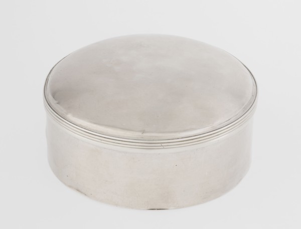 Toilet box by Edward Fernell fl. 1779–1796?: round smooth gold box with a slightly domed lid edged